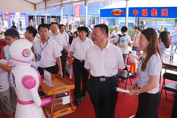 热烈欢迎市科技局、市粮食局领导莅临中煤集团展位进行参观指导   